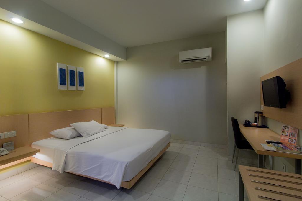 Hotel Quirin Семаранг Стая снимка
