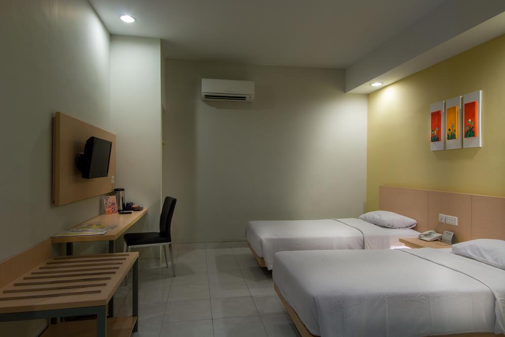 Hotel Quirin Семаранг Стая снимка