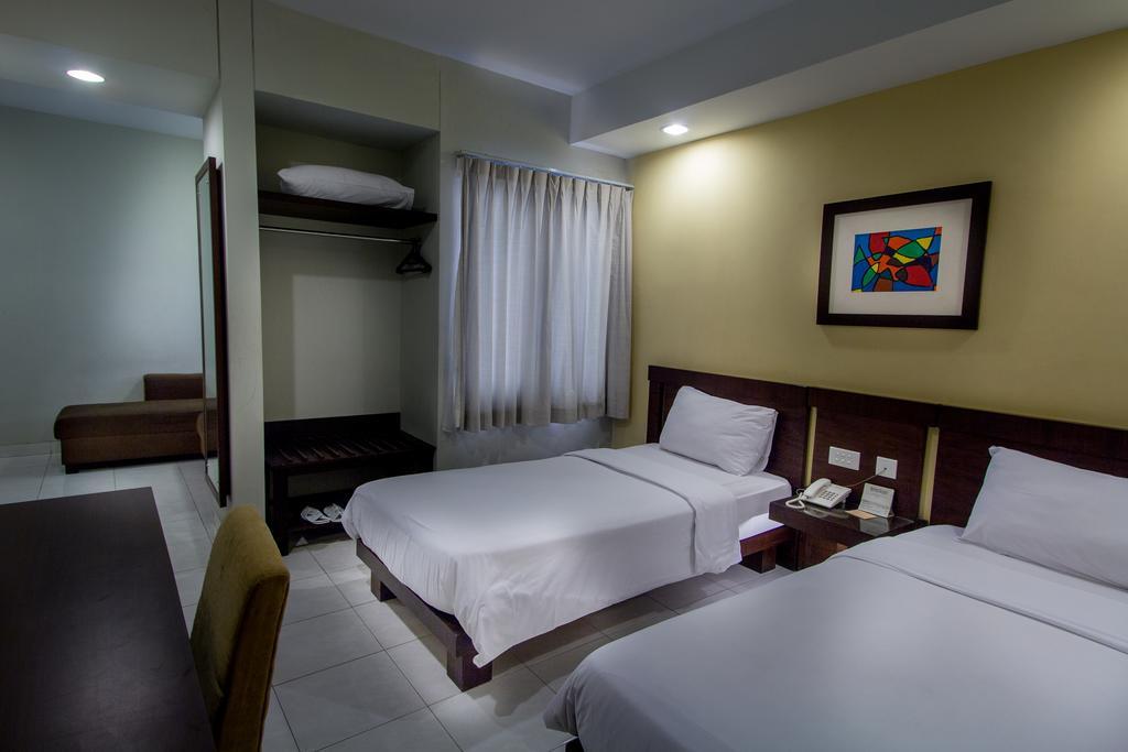 Hotel Quirin Семаранг Стая снимка